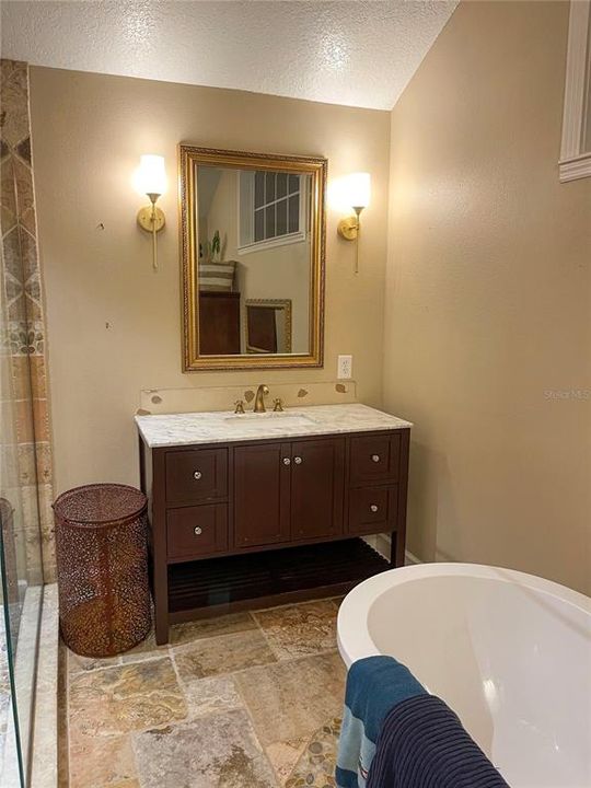 : $569,900 (3 camas, 2 baños, 2337 Pies cuadrados)
