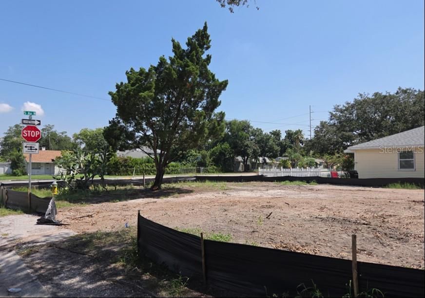 На продажу: $250,000 (0.12 acres)