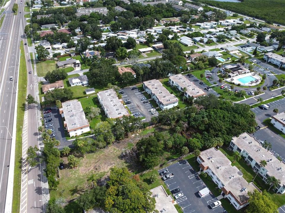 待售: $700,000 (0.65 acres)