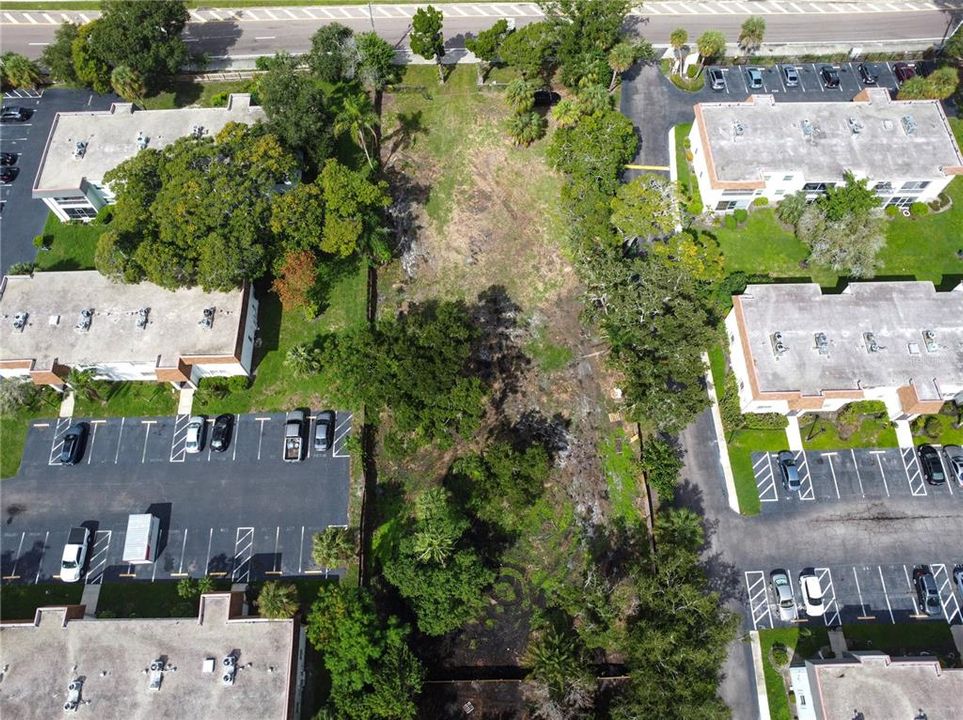 待售: $700,000 (0.65 acres)
