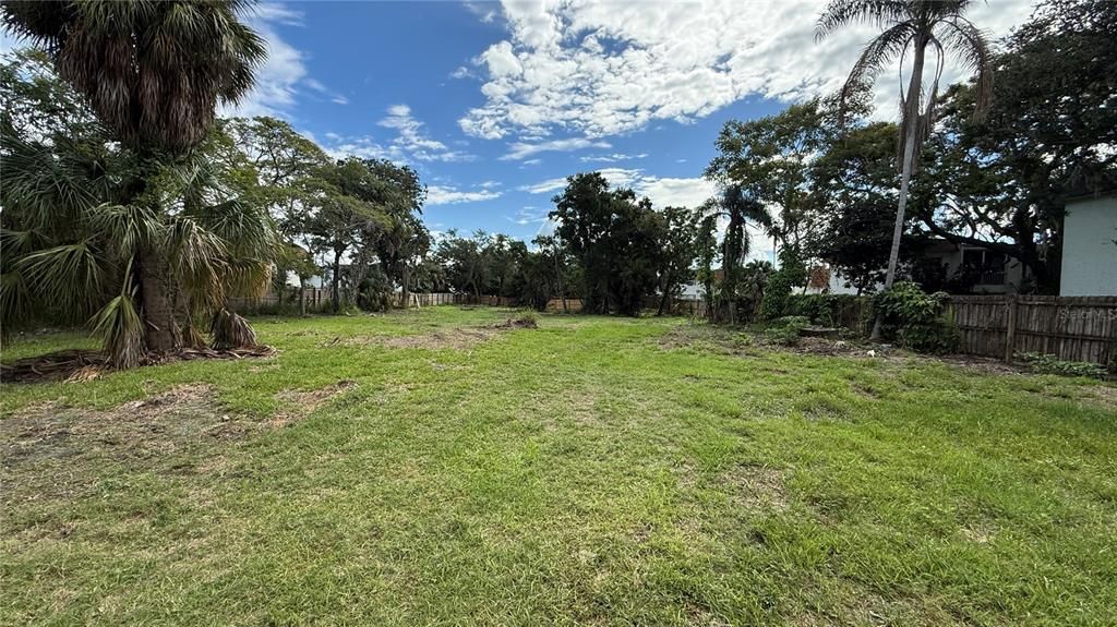 待售: $700,000 (0.65 acres)