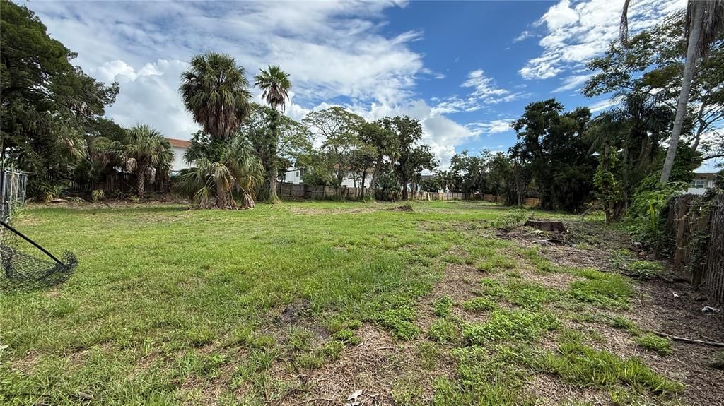 待售: $700,000 (0.65 acres)