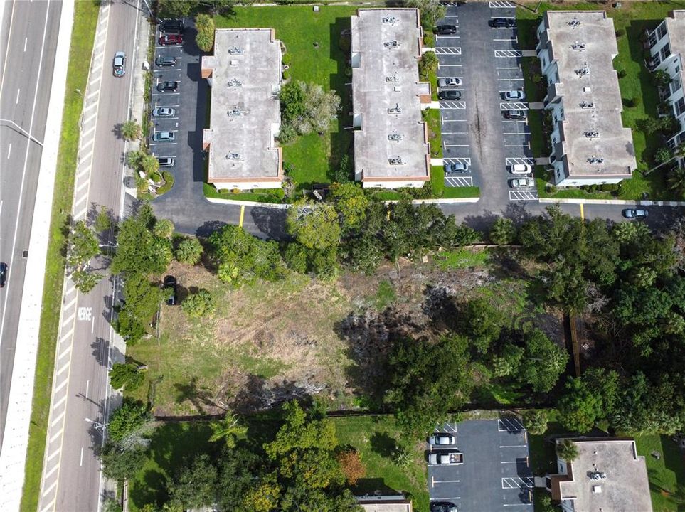 待售: $700,000 (0.65 acres)