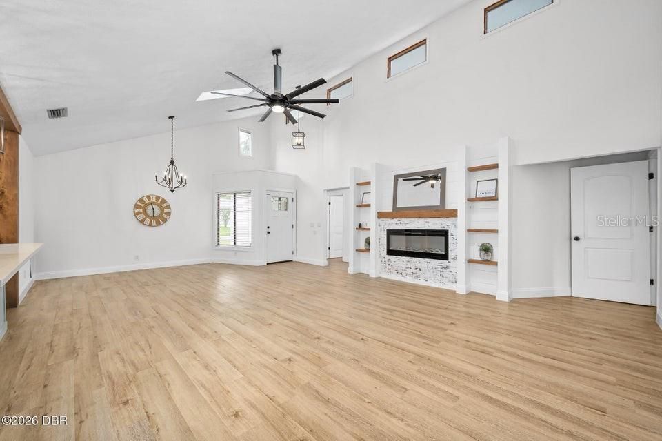 For Sale: $350,000 (3 beds, 2 baths, 1717 Square Feet)