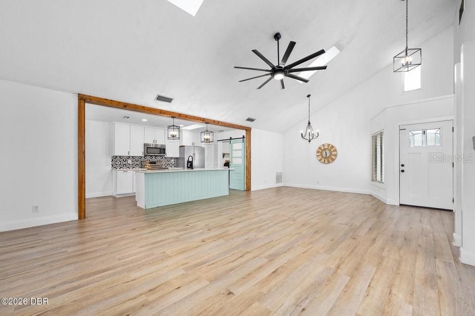 For Sale: $350,000 (3 beds, 2 baths, 1717 Square Feet)