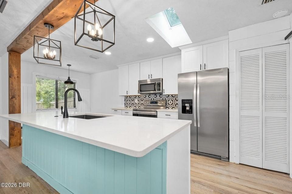 For Sale: $350,000 (3 beds, 2 baths, 1717 Square Feet)