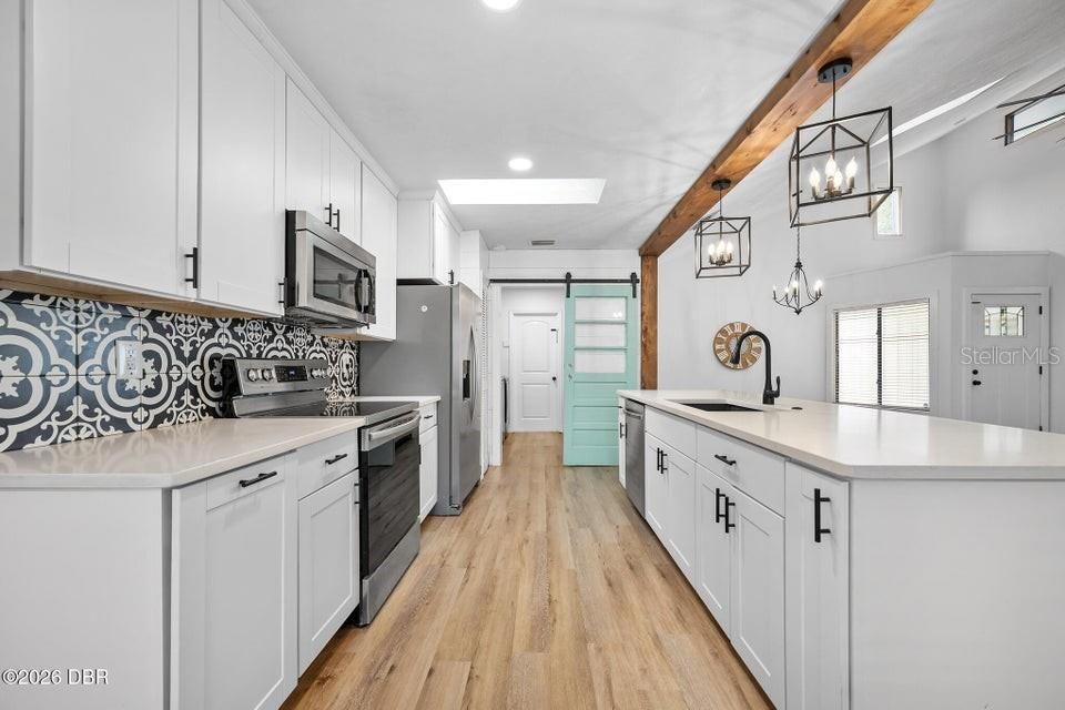 For Sale: $350,000 (3 beds, 2 baths, 1717 Square Feet)
