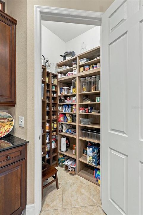 En Venta: $650,000 (4 camas, 3 baños, 3036 Pies cuadrados)