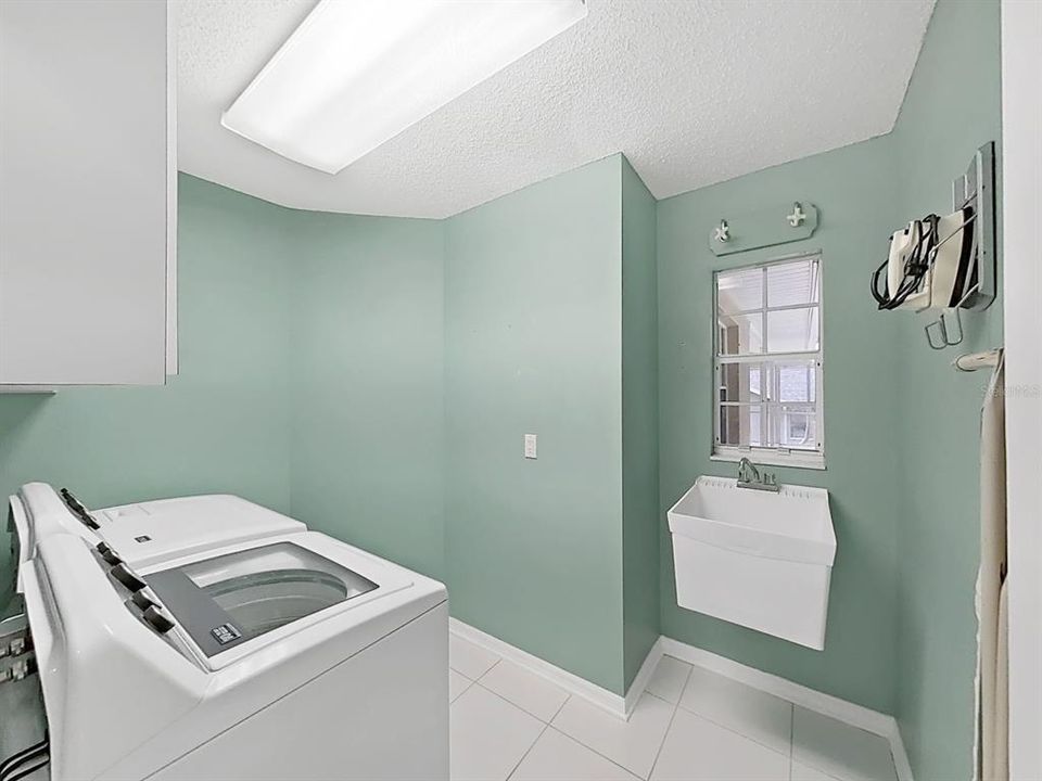 For Sale: $650,000 (4 beds, 2 baths, 2287 Square Feet)