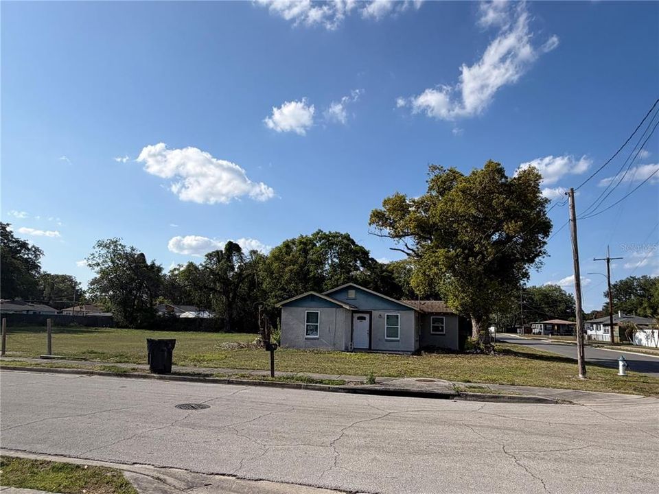 For Sale: $319,000 (3 beds, 2 baths, 1100 Square Feet)