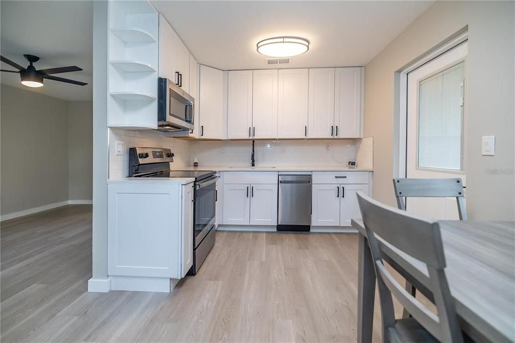На продажу: $179,900 (2 спален, 1 ванн, 794 Квадратных фут)