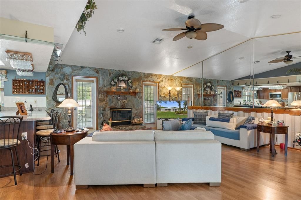 For Sale: $334,900 (2 beds, 2 baths, 1352 Square Feet)