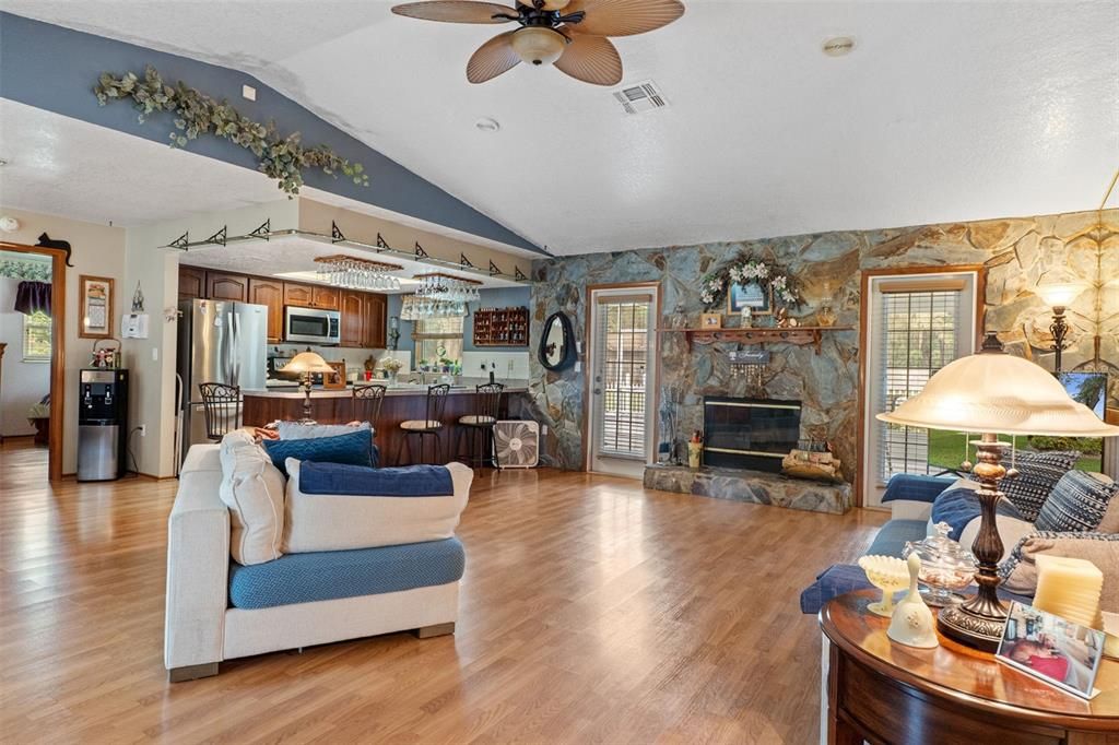 For Sale: $334,900 (2 beds, 2 baths, 1352 Square Feet)