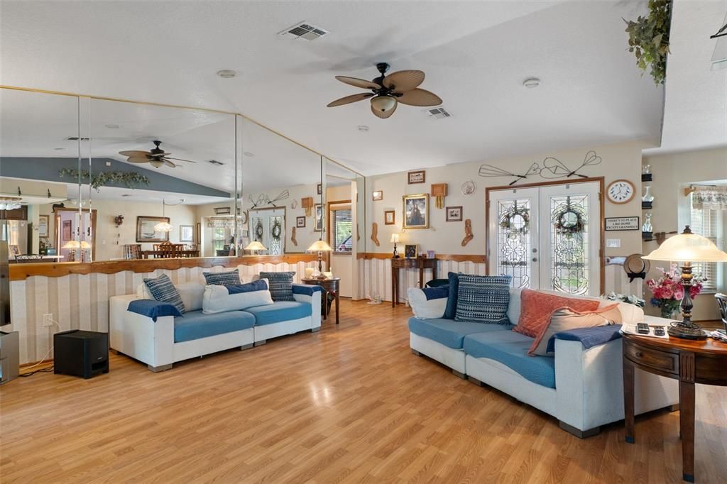 For Sale: $334,900 (2 beds, 2 baths, 1352 Square Feet)
