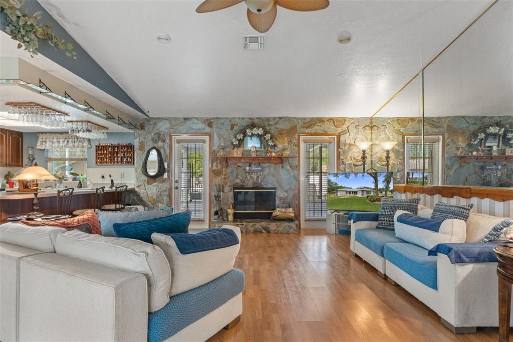 For Sale: $334,900 (2 beds, 2 baths, 1352 Square Feet)