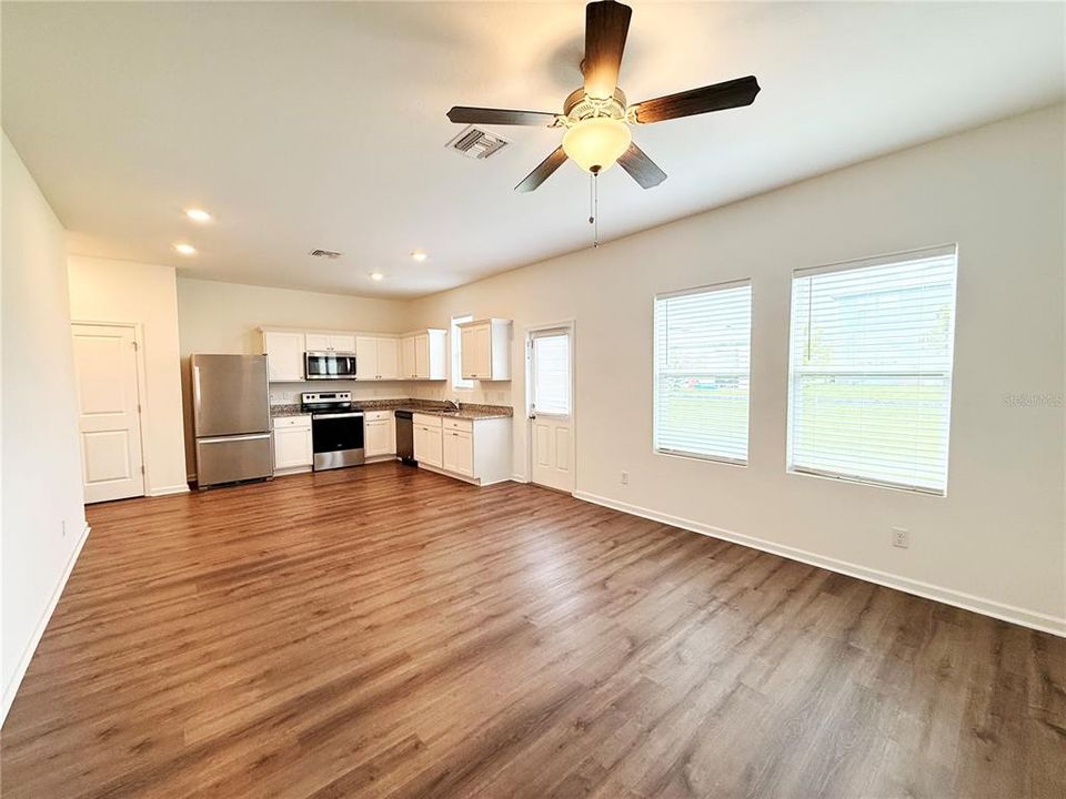 For Sale: $299,000 (3 beds, 2 baths, 1605 Square Feet)