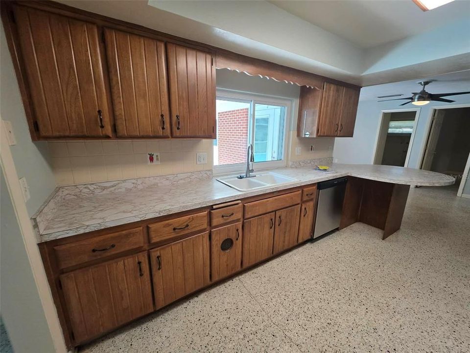 В аренду: $2,620 (5 спален, 3 ванн, 2451 Квадратных фут)