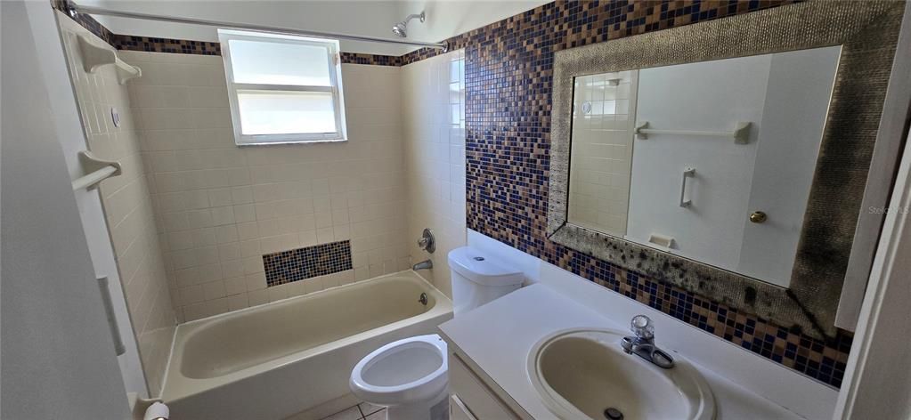 На продажу: $314,000 (4 спален, 2 ванн, 1622 Квадратных фут)
