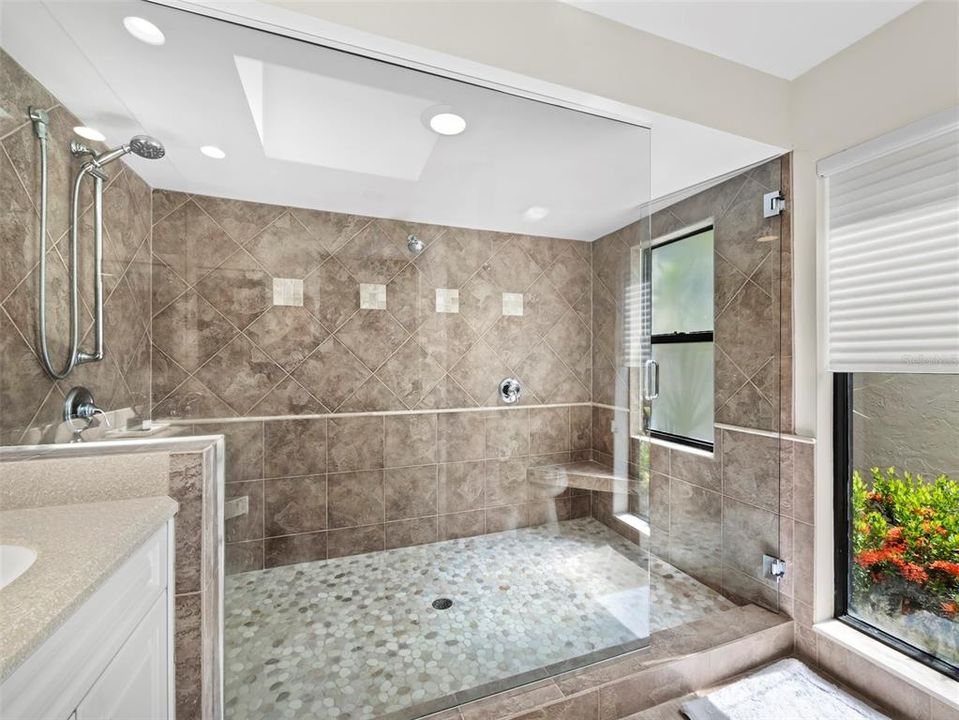 En Venta: $1,495,000 (3 camas, 2 baños, 2204 Pies cuadrados)