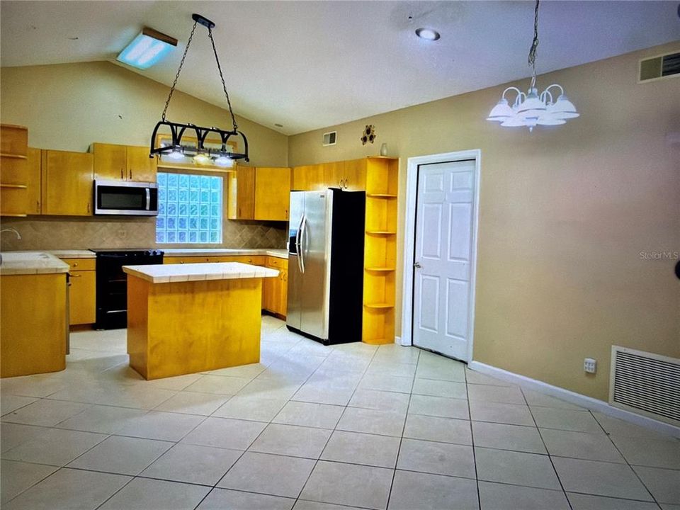 В аренду: $2,295 (3 спален, 2 ванн, 1216 Квадратных фут)