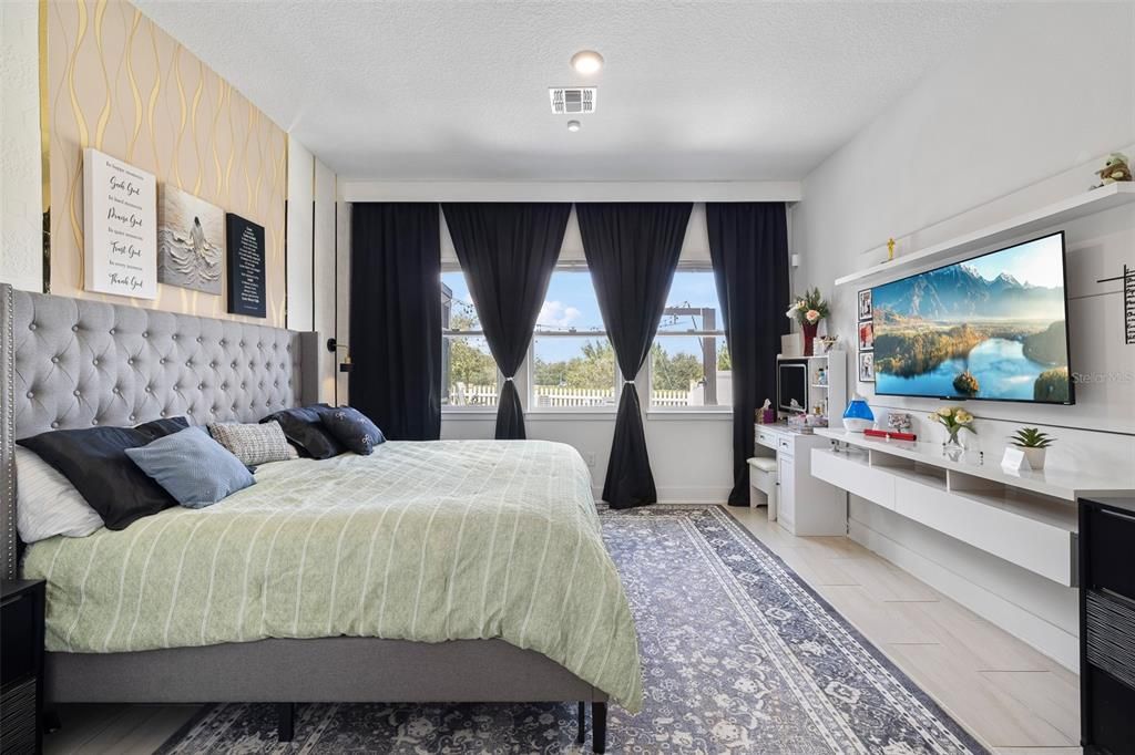 En Venta: $899,000 (4 camas, 3 baños, 3042 Pies cuadrados)