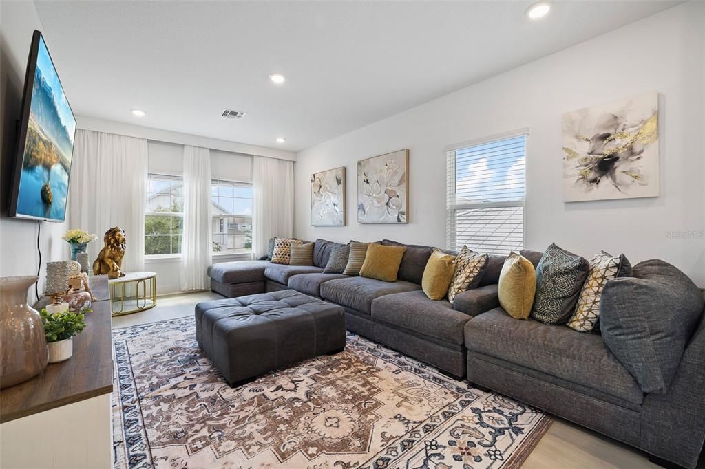 En Venta: $899,000 (4 camas, 3 baños, 3042 Pies cuadrados)
