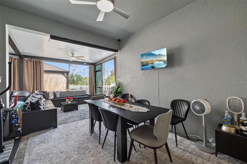 En Venta: $899,000 (4 camas, 3 baños, 3042 Pies cuadrados)
