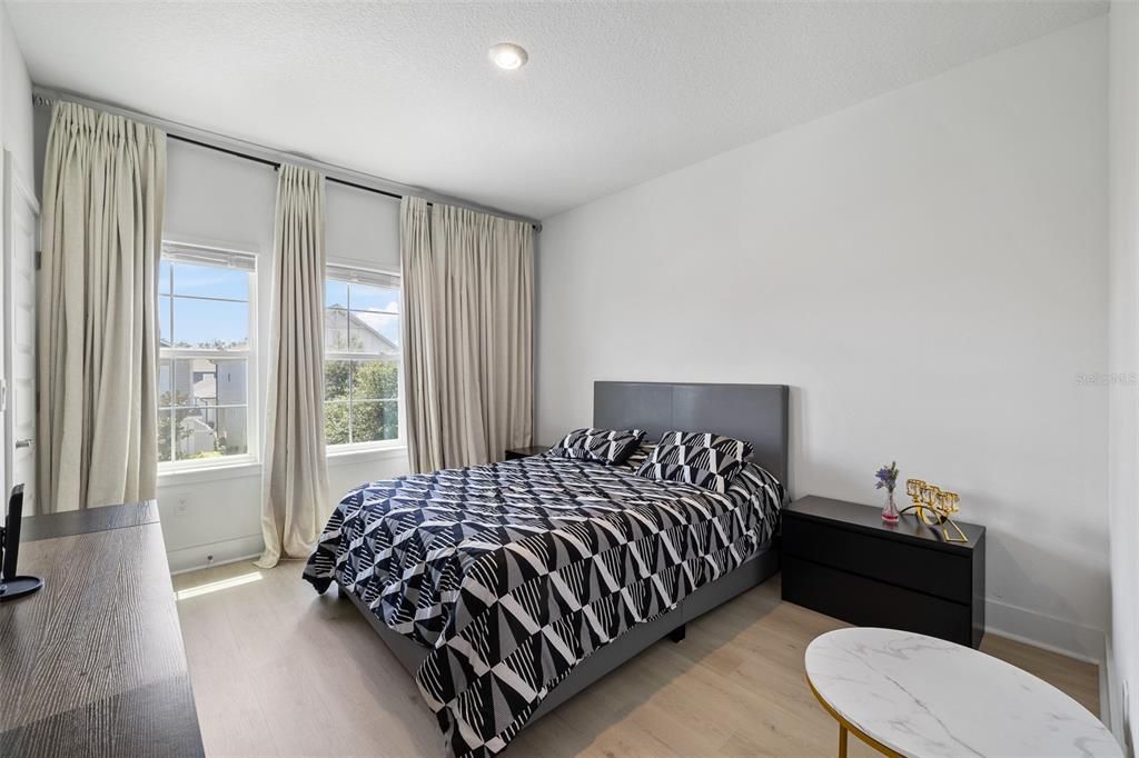 En Venta: $899,000 (4 camas, 3 baños, 3042 Pies cuadrados)