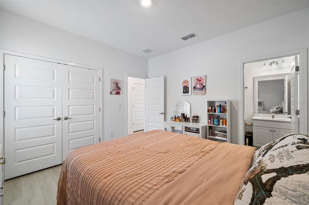 En Venta: $899,000 (4 camas, 3 baños, 3042 Pies cuadrados)
