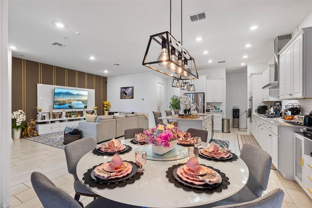 En Venta: $899,000 (4 camas, 3 baños, 3042 Pies cuadrados)