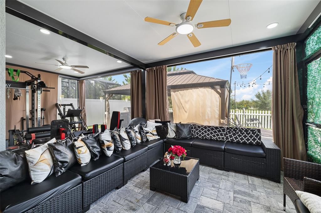 En Venta: $899,000 (4 camas, 3 baños, 3042 Pies cuadrados)