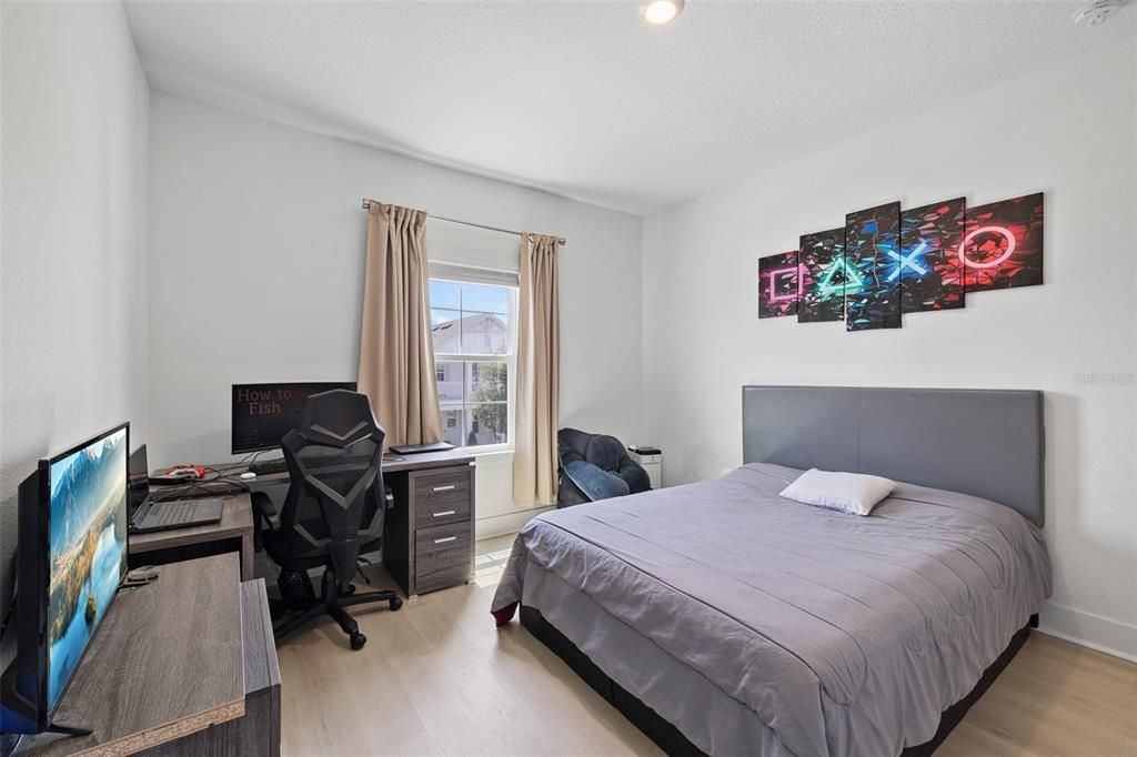 En Venta: $899,000 (4 camas, 3 baños, 3042 Pies cuadrados)