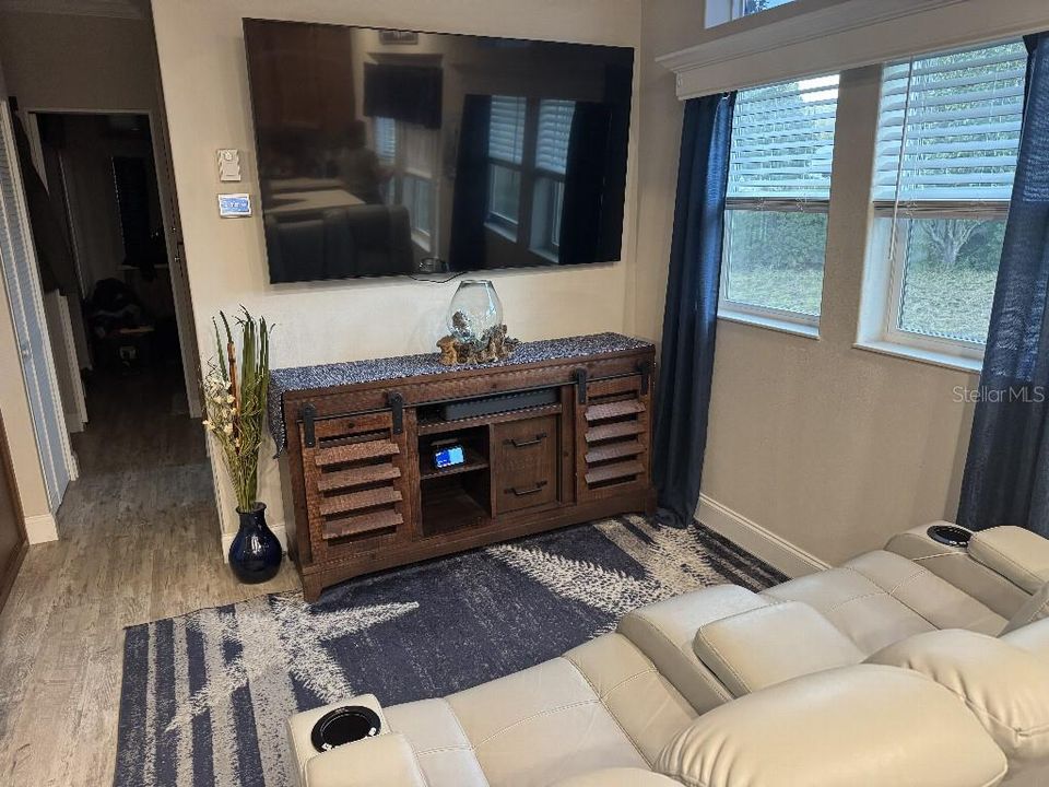 For Sale: $235,000 (1 beds, 1 baths, 495 Square Feet)