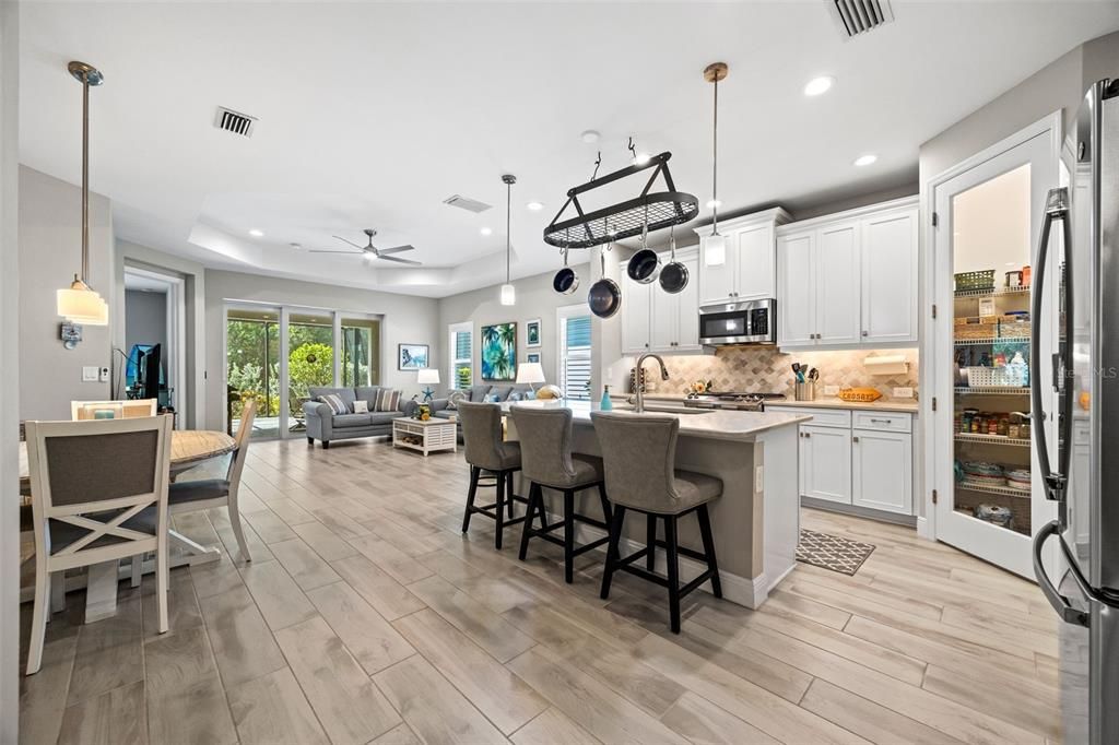 For Sale: $374,900 (2 beds, 2 baths, 1632 Square Feet)