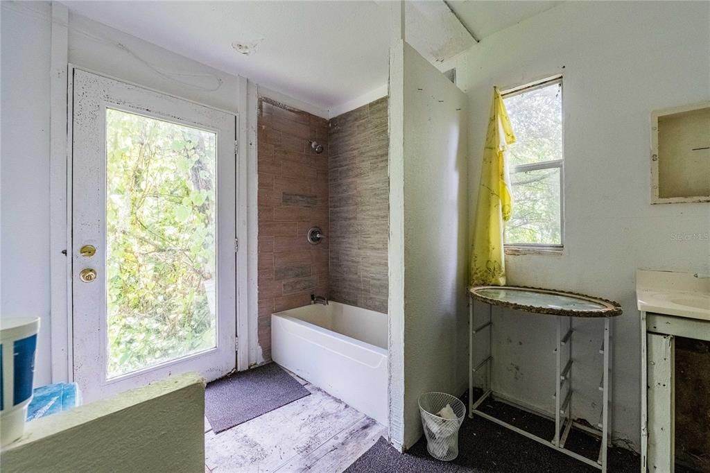 На продажу: $99,000 (2 спален, 1 ванн, 1440 Квадратных фут)