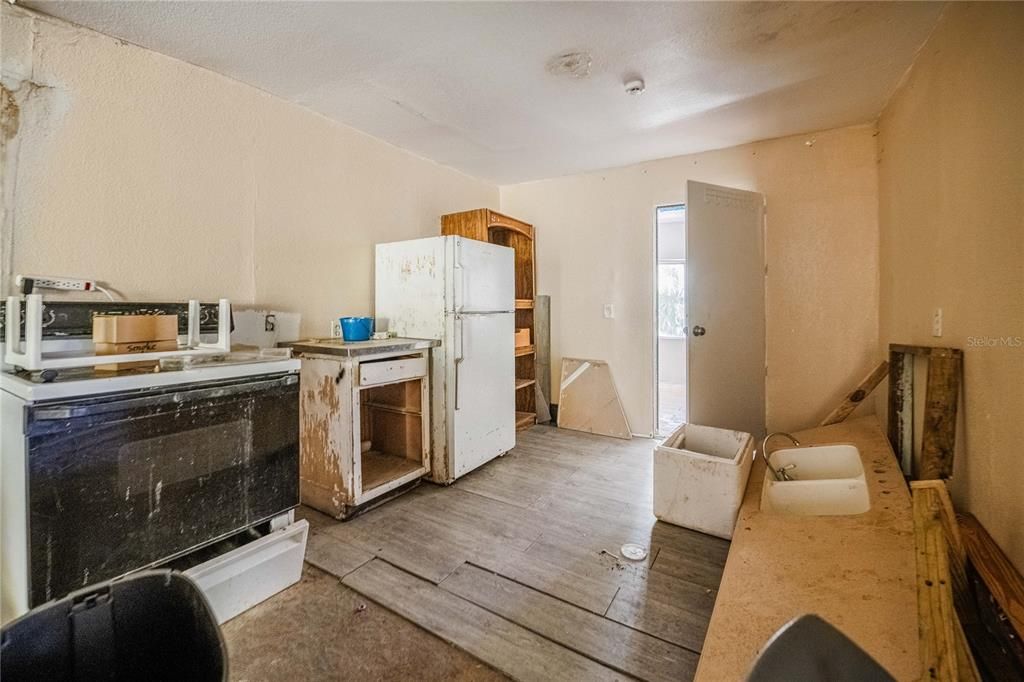 На продажу: $99,000 (2 спален, 1 ванн, 1440 Квадратных фут)