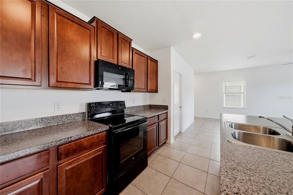 For Sale: $348,900 (4 beds, 2 baths, 1914 Square Feet)