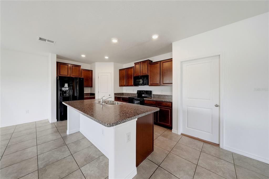 For Sale: $348,900 (4 beds, 2 baths, 1914 Square Feet)