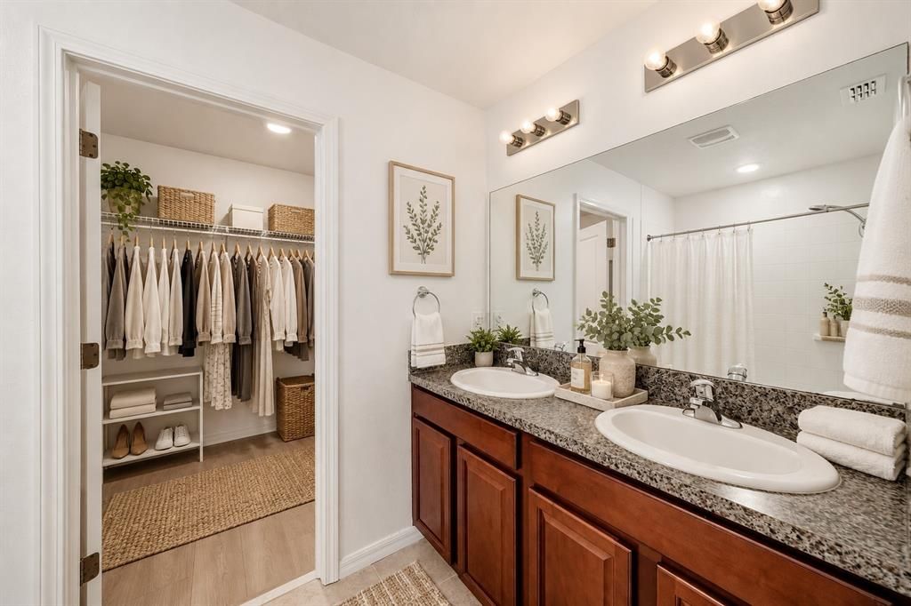 For Sale: $348,900 (4 beds, 2 baths, 1914 Square Feet)