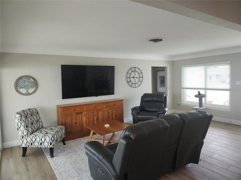 For Sale: $450,000 (2 beds, 2 baths, 1070 Square Feet)