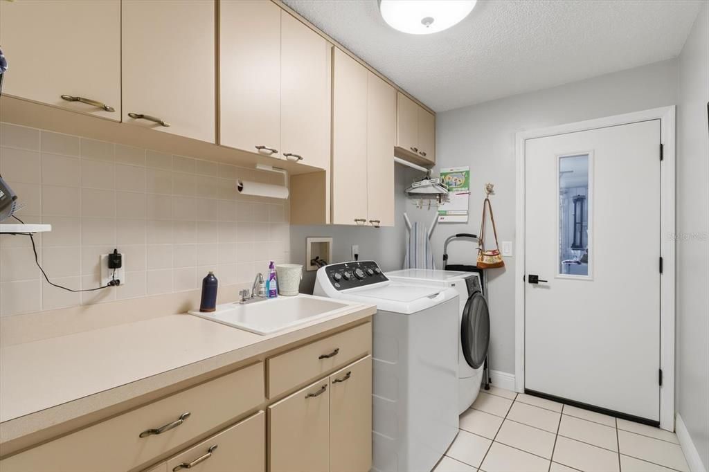 En Venta: $739,900 (3 camas, 2 baños, 1982 Pies cuadrados)