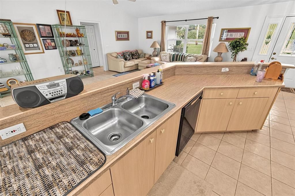 На продажу: $349,000 (3 спален, 2 ванн, 1555 Квадратных фут)