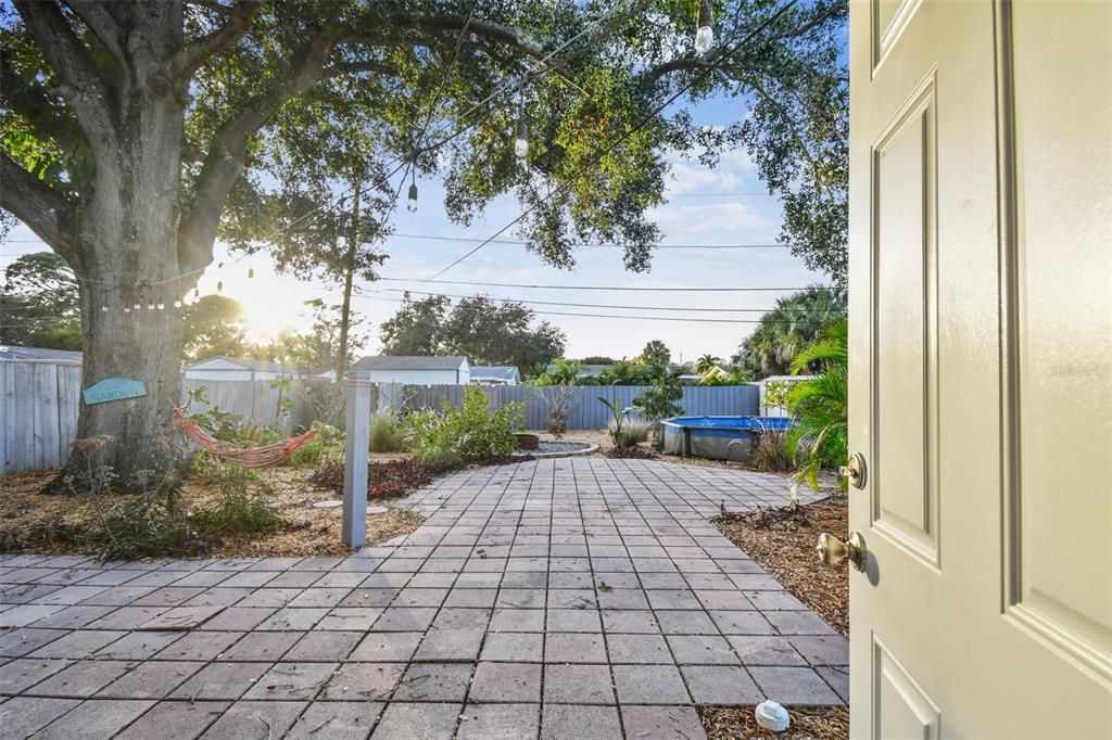 For Rent: $2,350 (2 beds, 1 baths, 908 Square Feet)