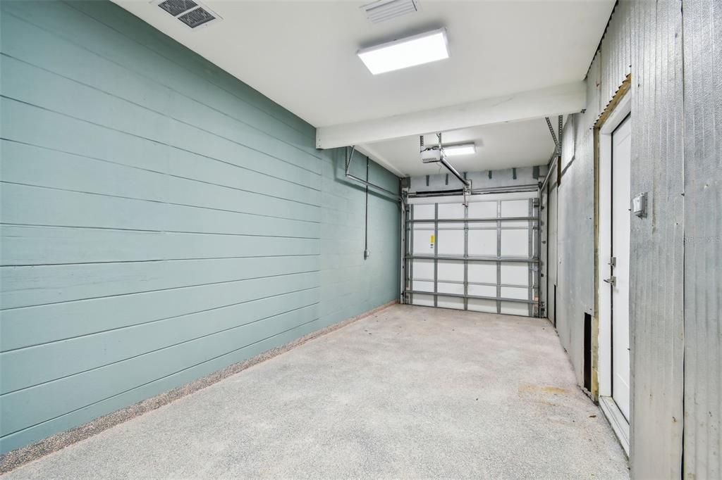 For Rent: $2,350 (2 beds, 1 baths, 908 Square Feet)