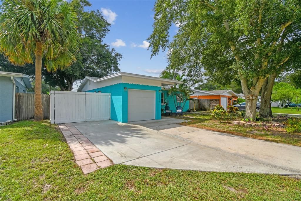 For Rent: $2,350 (2 beds, 1 baths, 908 Square Feet)