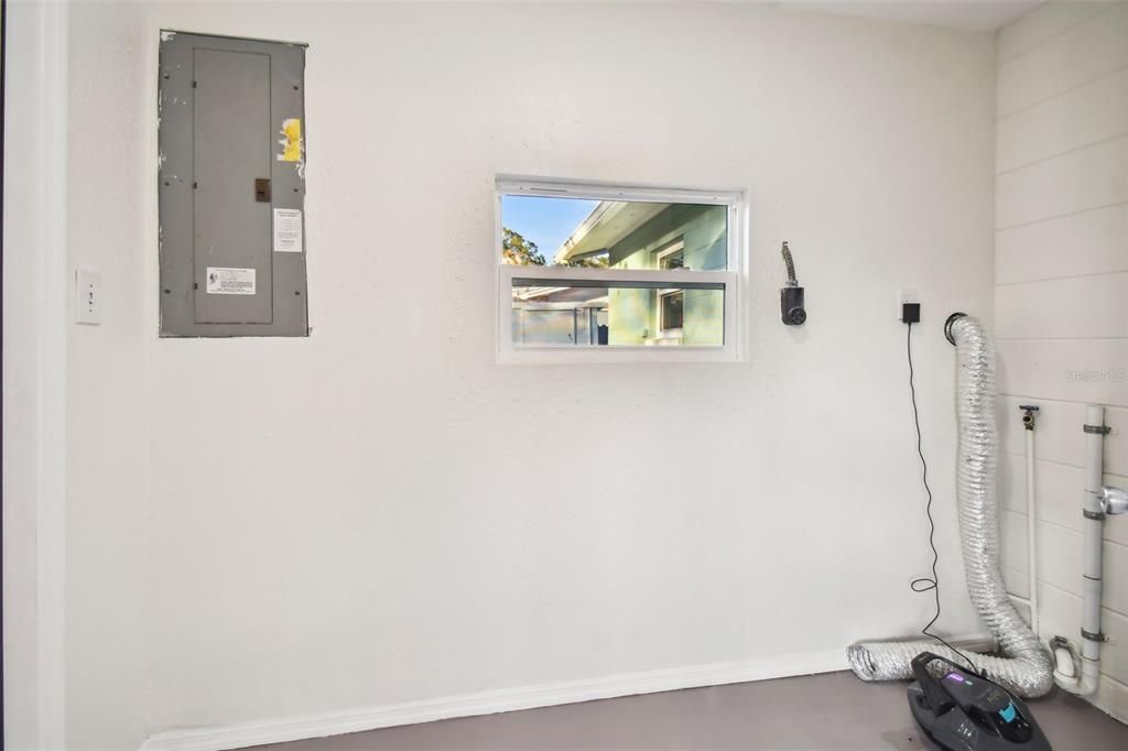 For Rent: $2,350 (2 beds, 1 baths, 908 Square Feet)