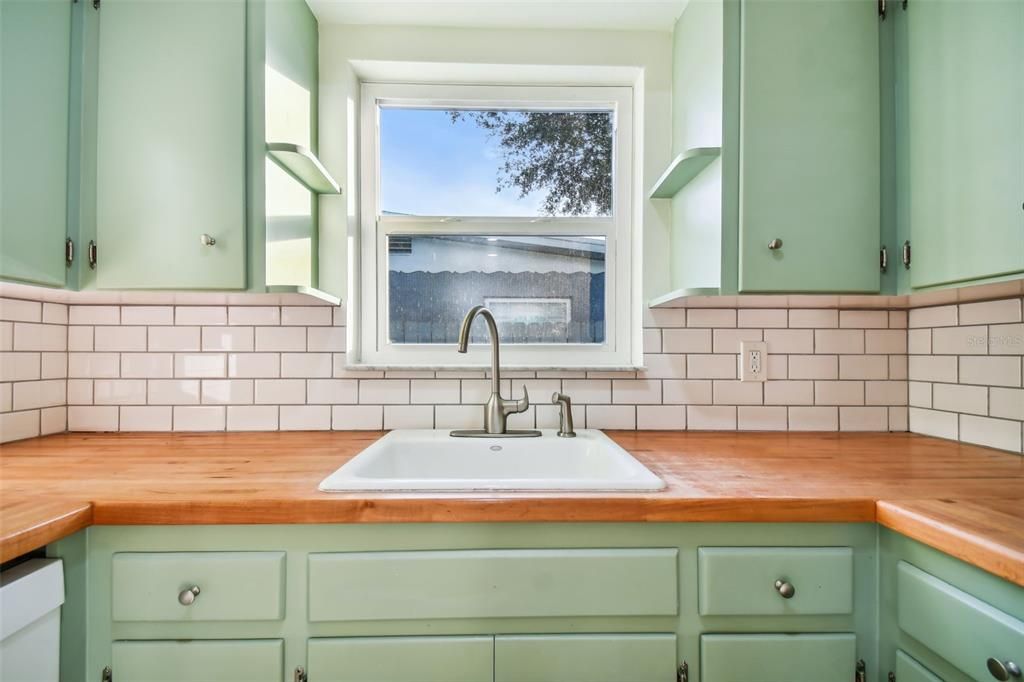 For Rent: $2,350 (2 beds, 1 baths, 908 Square Feet)