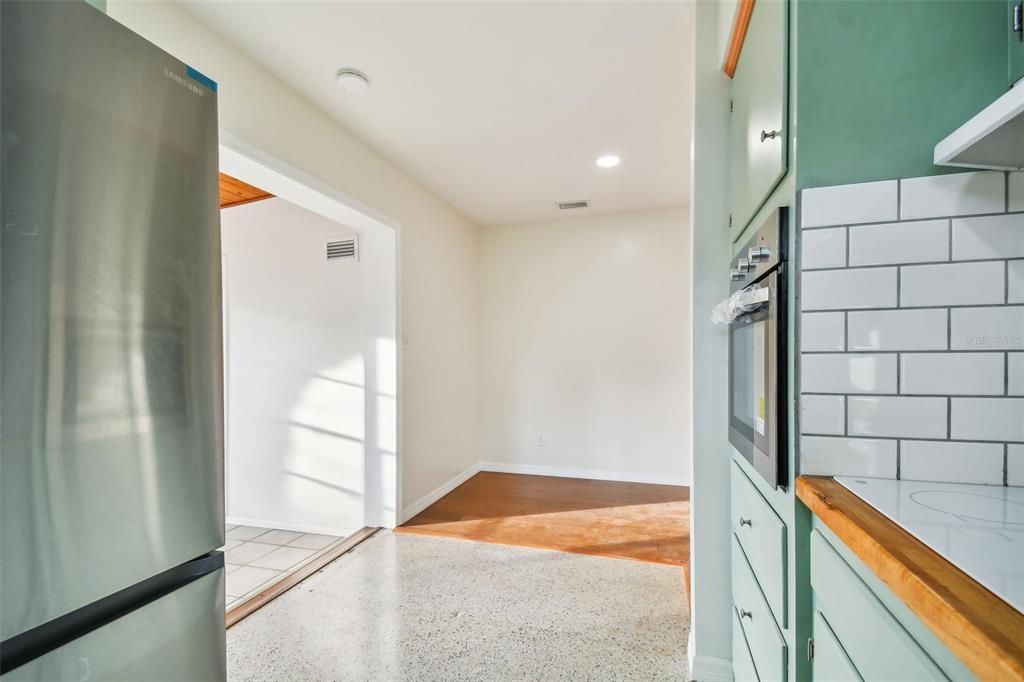 For Rent: $2,350 (2 beds, 1 baths, 908 Square Feet)