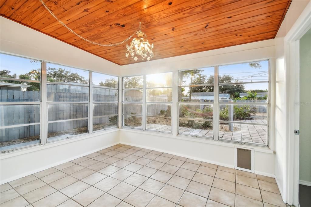 For Rent: $2,350 (2 beds, 1 baths, 908 Square Feet)
