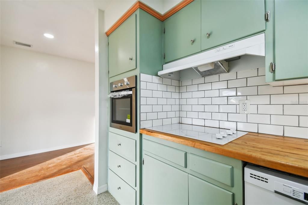 For Rent: $2,350 (2 beds, 1 baths, 908 Square Feet)